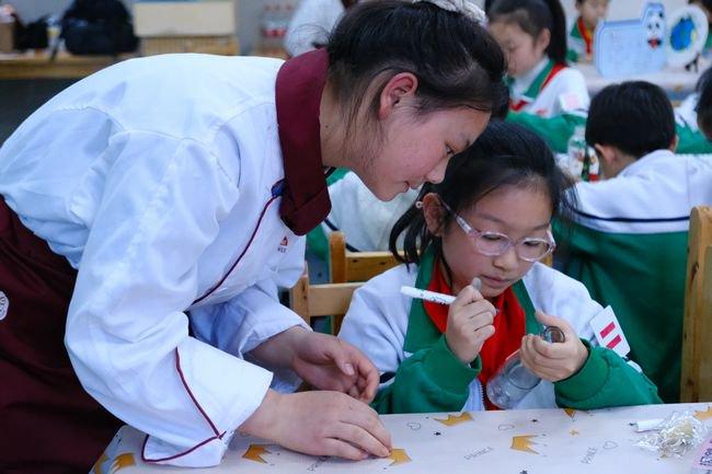 图：李锦记可持续“李”想计划走进社区、学校传播可持续饮食文化