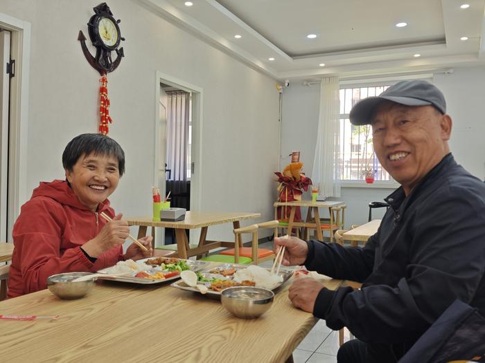 老人在食堂享受美食（佳木斯市委宣传部供图）