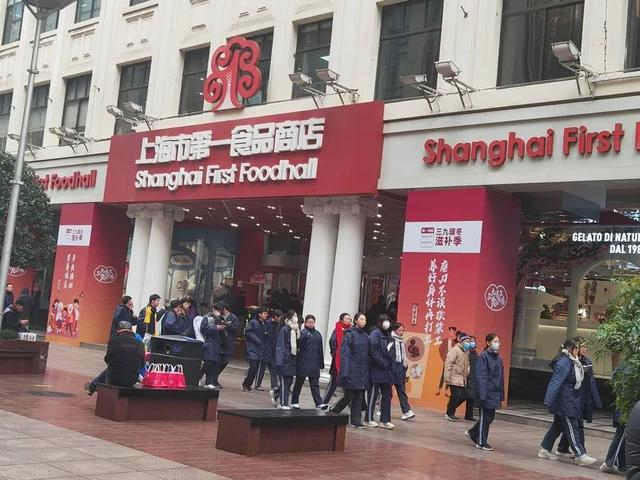 上午10：30的南京路步行街已有不少游客。 李宝花 摄