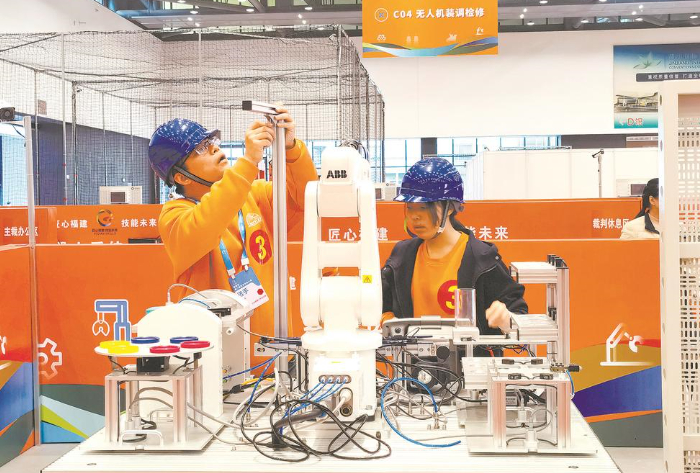 工业机器人系统操作项目比赛现场。赵文娟 摄