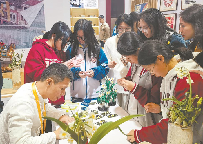 “八闽绝技”漳州展区，面塑非遗传承人带观众体验DIY制作水仙花。赵文娟 摄