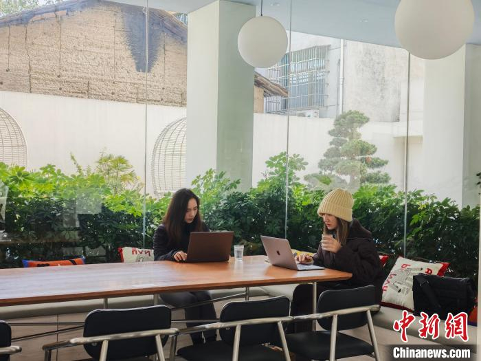 数字游民在52赫兹社区办公。傅飞扬 摄