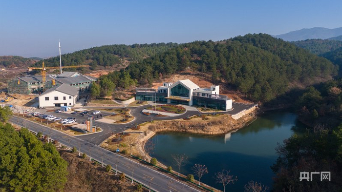 观音村的游客中心、电商展销中心和冷链仓储中心（央广网见习记者邓子依  摄）