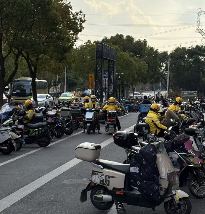 等单的外卖员们 澎湃新闻记者 摄