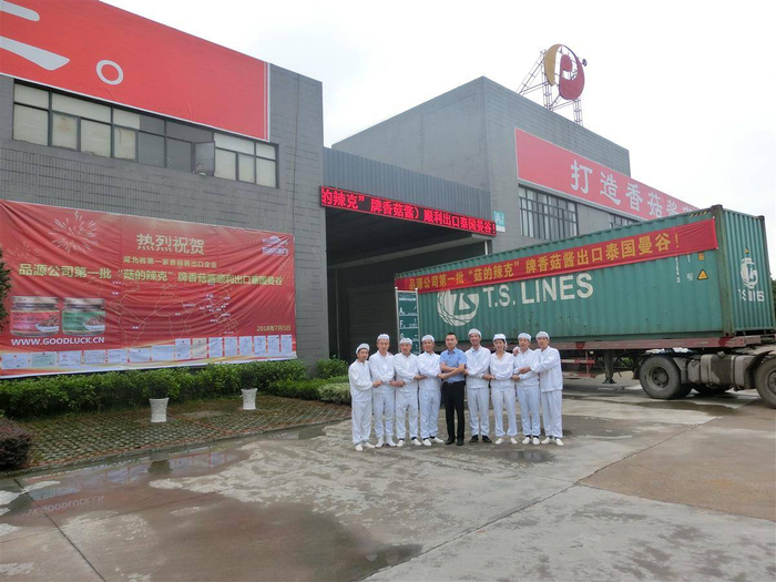 2018年7月5日，第一批香菇酱产品出口泰国曼谷，罗圆和同事合影。受访者供图