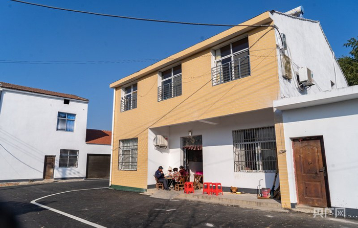 观音村村民住上窗明几净的小楼房（央广网见习记者邓子依  摄）