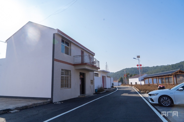 环境整治后的观音村村湾（央广网见习记者邓子依  摄）