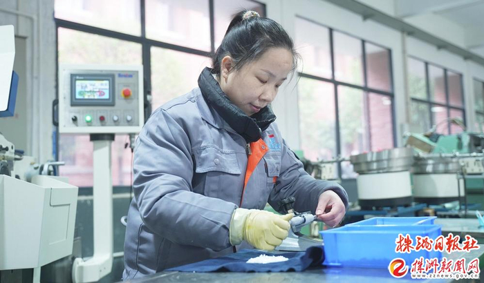 ▲工人正在加工陶瓷新材料生产。谢慧 摄
