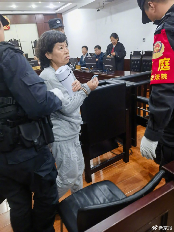 一审开庭期间的高丙芳。受访者供图