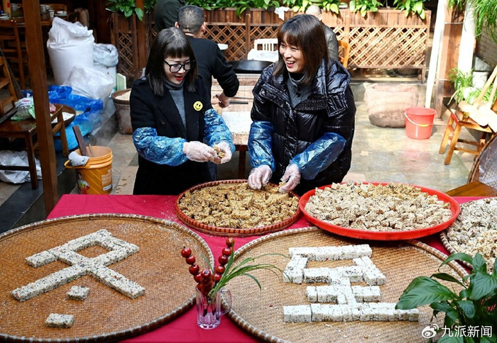 游客在农家乐体验传统手工切米糖。图/VCG