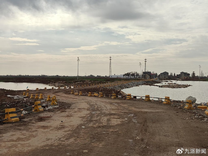 团北村通向洞庭湖大堤的路，两侧被冲毁。图/九派新闻武菲菲