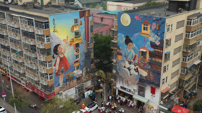 楼体上的巨型墙绘已成为西北角特色街区一景（央广网发  红桥区供图）