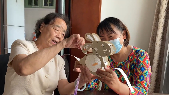 林则银（右）和社区居民在一起（央广网发  受访者供图）