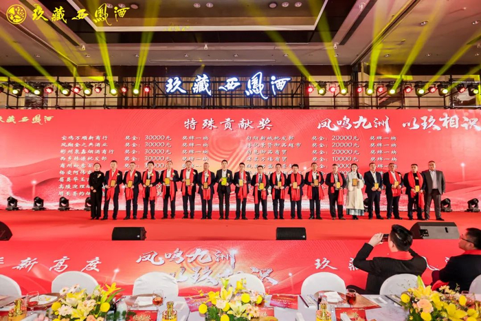 颁奖嘉宾为获奖者颁奖
