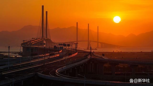 夕阳下的高栏港大桥（左侧双主塔）和黄茅海大桥（右侧三主塔）（2024年12月4日摄，无人机照片）。新华社记者 刘大伟 摄