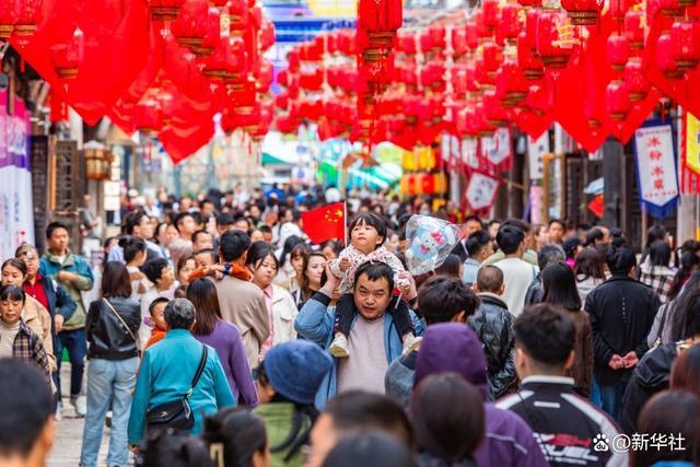 游客在贵州省安顺市西秀区安顺古城历史文化街区游玩（2024年10月2日摄）。新华社发（陈熙摄）