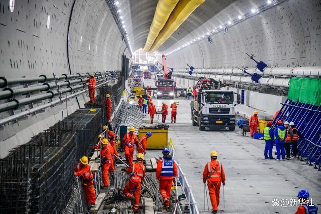 2024年12月20日，中铁十四局建设者在黄岗路穿黄隧道内施工作业。新华社记者 朱峥 摄