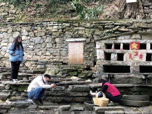 丁浪团队在网红井边进行拍摄