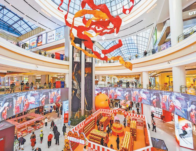 由原亦庄城乡世纪广场改造而来的龙玥城购物中心昨天开门迎客，有望进一步激发亦庄地区消费活力。 本报记者 邓伟摄