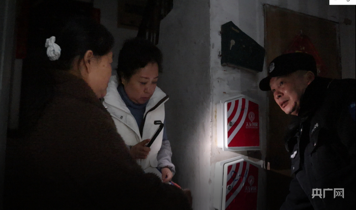 赵力和群防人员正在社区开展巡查工作（央广网记者  陈静  摄）