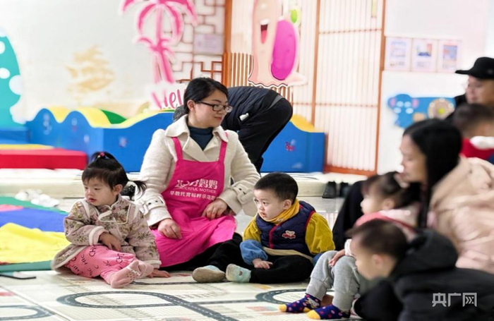 谢代春在社区托育机构里陪小朋友们做游戏（央广网发  王兰  摄）