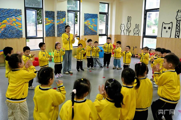 孩子们在幼儿园老师的带领下做游戏（央广网发  重庆高新区公共服务局供图）