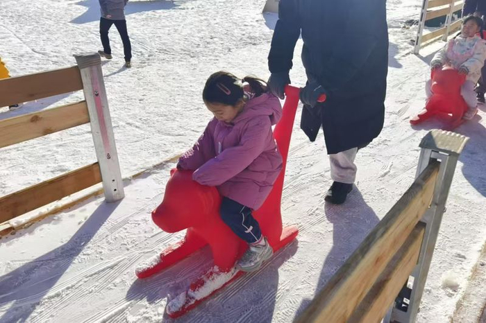 小朋友在玩户外的冰雪项目。新京报记者 浦峰 摄