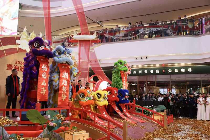 舞狮队为海淀大悦城开业献上祝福。新京报记者 浦峰 摄