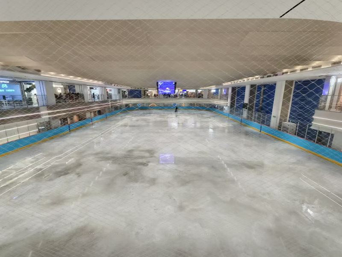 地下一层的巨大冰场等候第一批市民。新京报记者 浦峰 摄