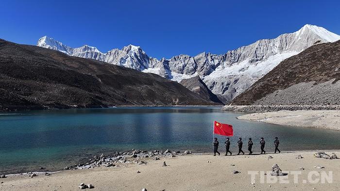 图为色边境派出所移民管理警察在边境辖区景点巡逻