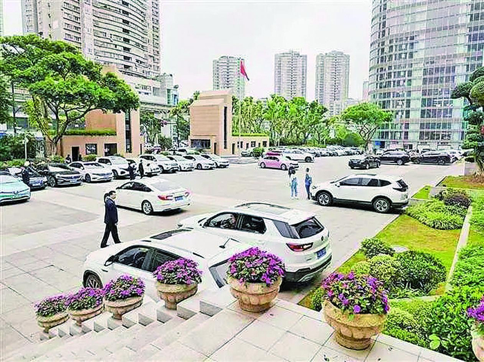     高新区白市驿镇政府机关停车场“错时共享”给周边群众八十五个停车位 （受访者供图）