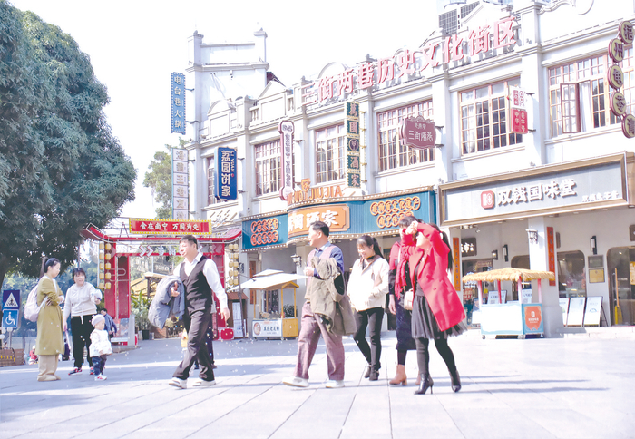     昨日，南宁阳光甚好，市民游客在三街两巷游玩。    本报记者宋延康摄