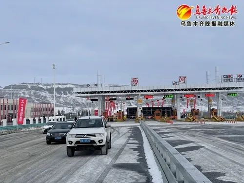 12月21日，乌鲁木齐绕城高速（西线）通车。乌鲁木齐晚报全媒体记者 米热扎提·木塔力甫摄