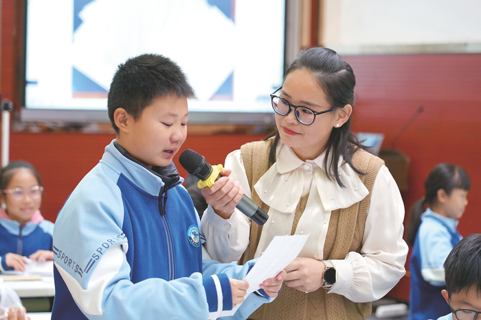     南宁市仙葫学校教师在名师工作室引领下提高课堂效率。 （学校供图）