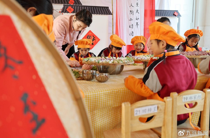 山东临沂的一家幼儿园里，老师在指导小朋友们包饺子。图/VCG