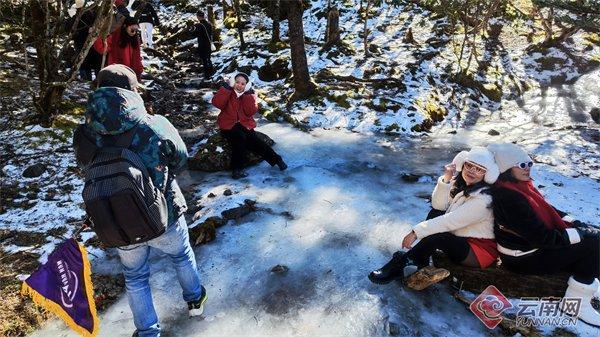 越南游客在轿子雪山景区打卡拍照