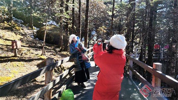 越南游客在轿子雪山栈道打卡拍照