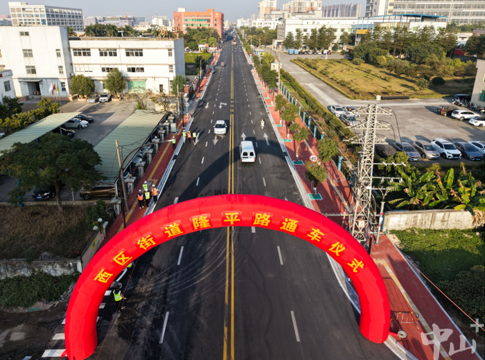 西区街道隆平路日下午正式通车，历时243天，比合同期提前了27天完成。