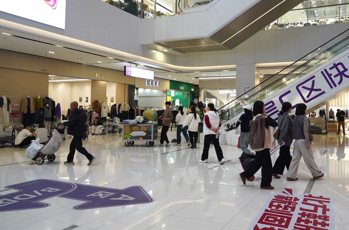 客商在运输服装。吴迪摄