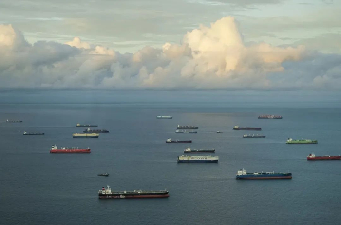 △6月28日，在巴拿马城，货船等待通过巴拿马运河。