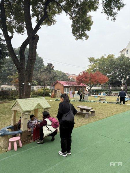 离开宝宝屋后，在院里再玩一会（总台中国之声记者任梦岩 摄）