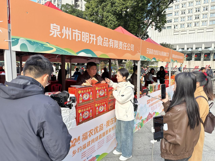 湖头米粉制作技艺传承人董明暖为主播介绍湖头米粉