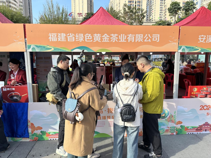 主播们参观福建省绿色黄金茶业有限公司展位