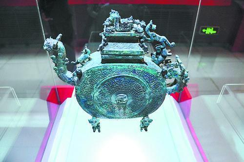 秦文化博物馆展出的蟠虺纹扁圆盉。