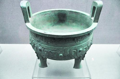 秦文化博物馆展出的秦公鼎。