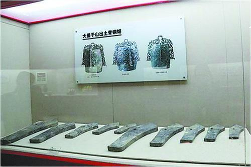 大堡子山出土的青铜镈。