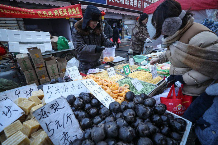 在沈阳小河沿早市上，各式各样冻货上市。新华社记者潘昱龙 摄