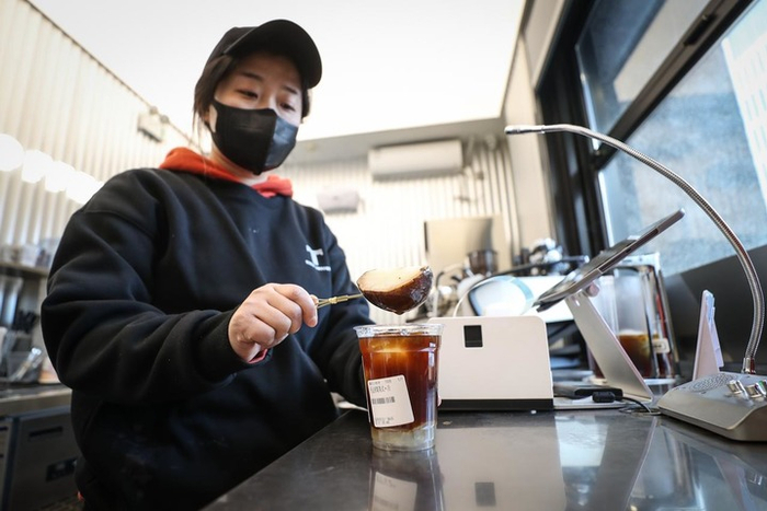 一家沈阳本地品牌的咖啡店内，咖啡师在制作冻梨咖啡。新华社记者 潘昱龙 摄