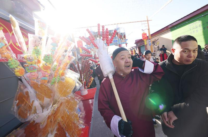 表演老北京叫卖的艺人展示沿街叫卖，现场还有定时的民俗文化演出。新京报记者 李木易 摄