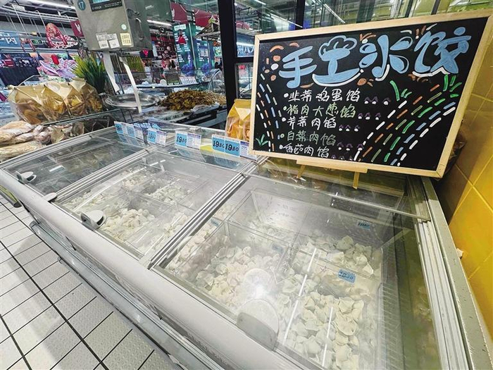     某商超内手工水饺热销
